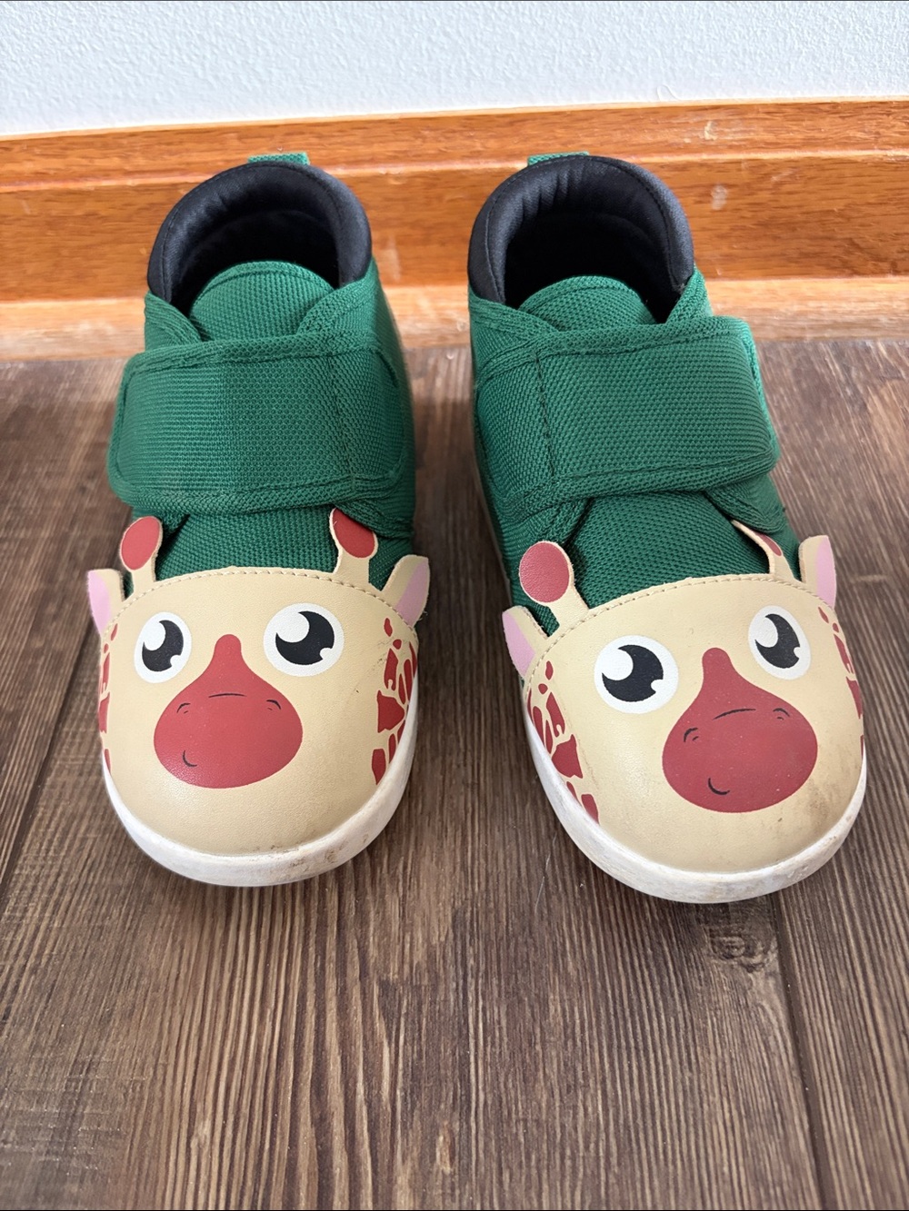 Ikiki Toddler Squeak Giraffe Shoes Size 10